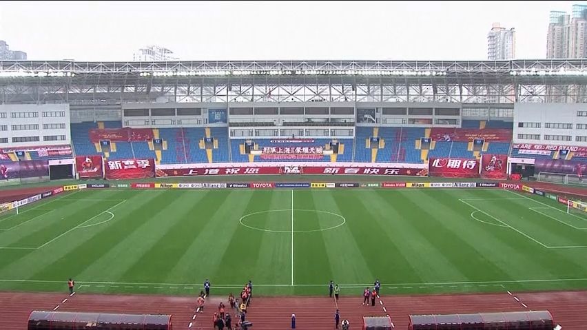 Záběry z fotbalu v Číně: hvězdy v rouškách a vylidněné stadiony